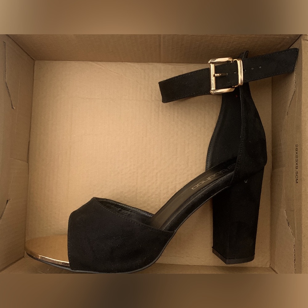 Boohoo Women Size 9 WIDE WIDTH BUCKLE DETAIL 2 PART BLOCK HEEL
